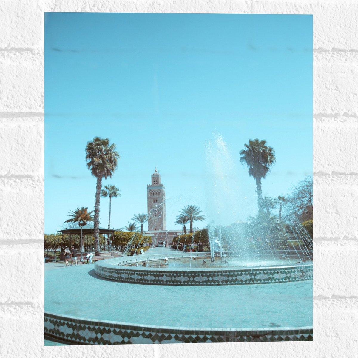 Muursticker - Gebouw - Fontein - Water - Bomen - Palmbomen - Mensen - 30x40 cm Foto op Muu