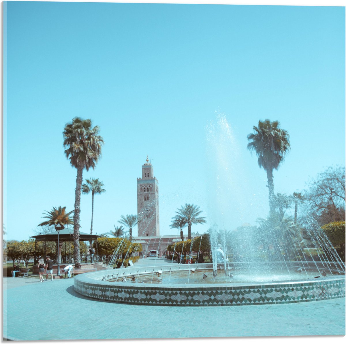 Acrylglas - Gebouw - Fontein - Water - Bomen - Palmbomen - Mensen - 50x50 cm Foto op Acryl