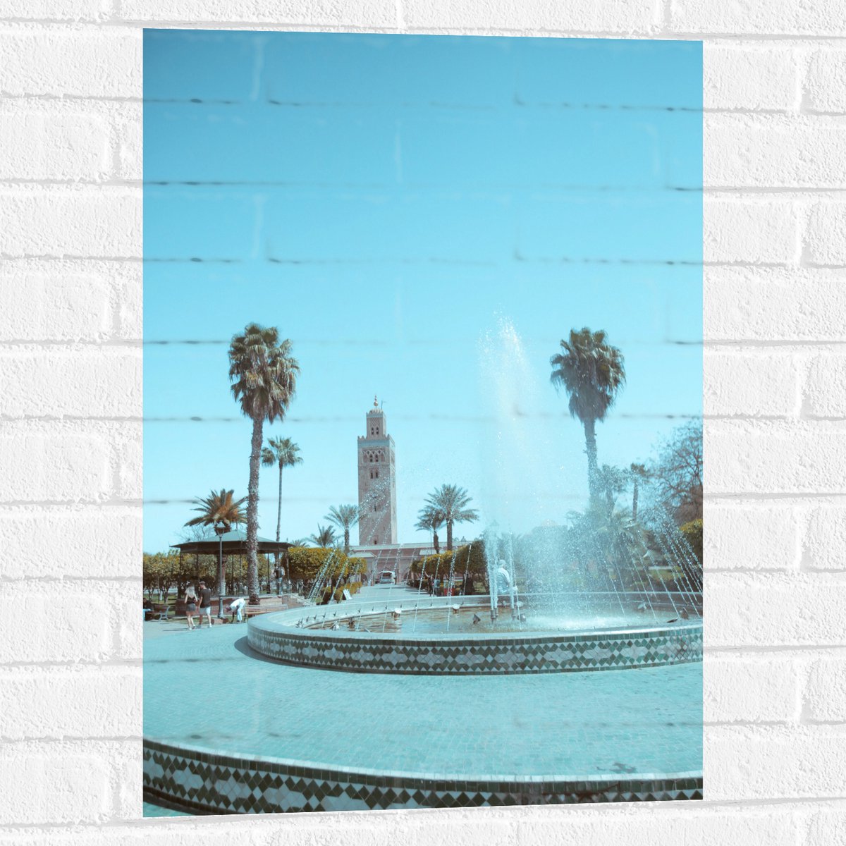 Muursticker - Gebouw - Fontein - Water - Bomen - Palmbomen - Mensen - 50x75 cm Foto op Muu