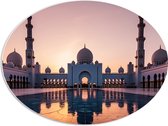 PVC Schuimplaat Ovaal - Zon Zakkend achter Sjeik Zayed Moskee in Abu Dhabi, Verenigde Arabische Emiraten - 68x51 cm Foto op Ovaal (Met Ophangsysteem)