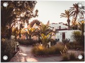 Tuinposter – Huisjes - Vakantie - Bomen - Palmbomen - Planten - Tropisch - Zon - 40x30 cm Foto op Tuinposter (wanddecoratie voor buiten en binnen)
