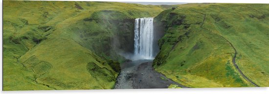 Dibond - Heuvels - Waterval - Mensen - Landschap - 120x40 cm Foto op Aluminium (Wanddecoratie van metaal)