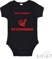 Soft Touch Romper "Niet storen!! Papa en ik kijken FEYENOORD" Unisex Katoen Zwart/rood Maat 62/68