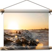 Textielposter - Water - Personen - Zee - Strand - Zand - Zonsondergang - Golven - 40x30 cm Foto op Textiel