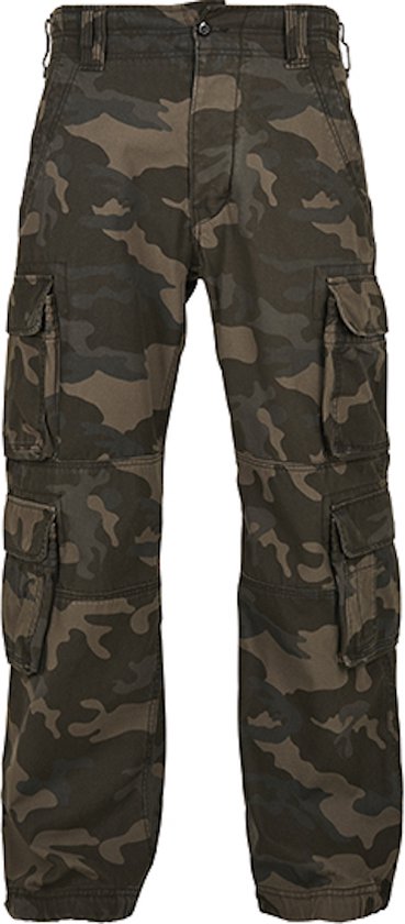 Brandit cargobroek met donker camouflagepatroon, meerdere zijzakken en knoopsluiting.