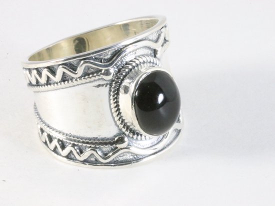 Bewerkte zilveren ring met onyx - maat 18