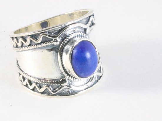 Bewerkte zilveren ring met lapis lazuli - maat 18.5