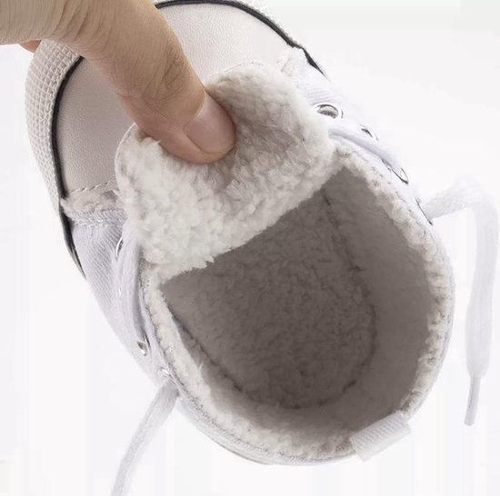 Witte babyschoentjes met een zachte, witte voering en witte veters.