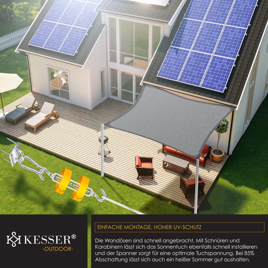 Een grijs schaduwdoek over een houten terras met ligstoelen en tuinmeubilair, met een huis met zonnepanelen op de achtergrond.