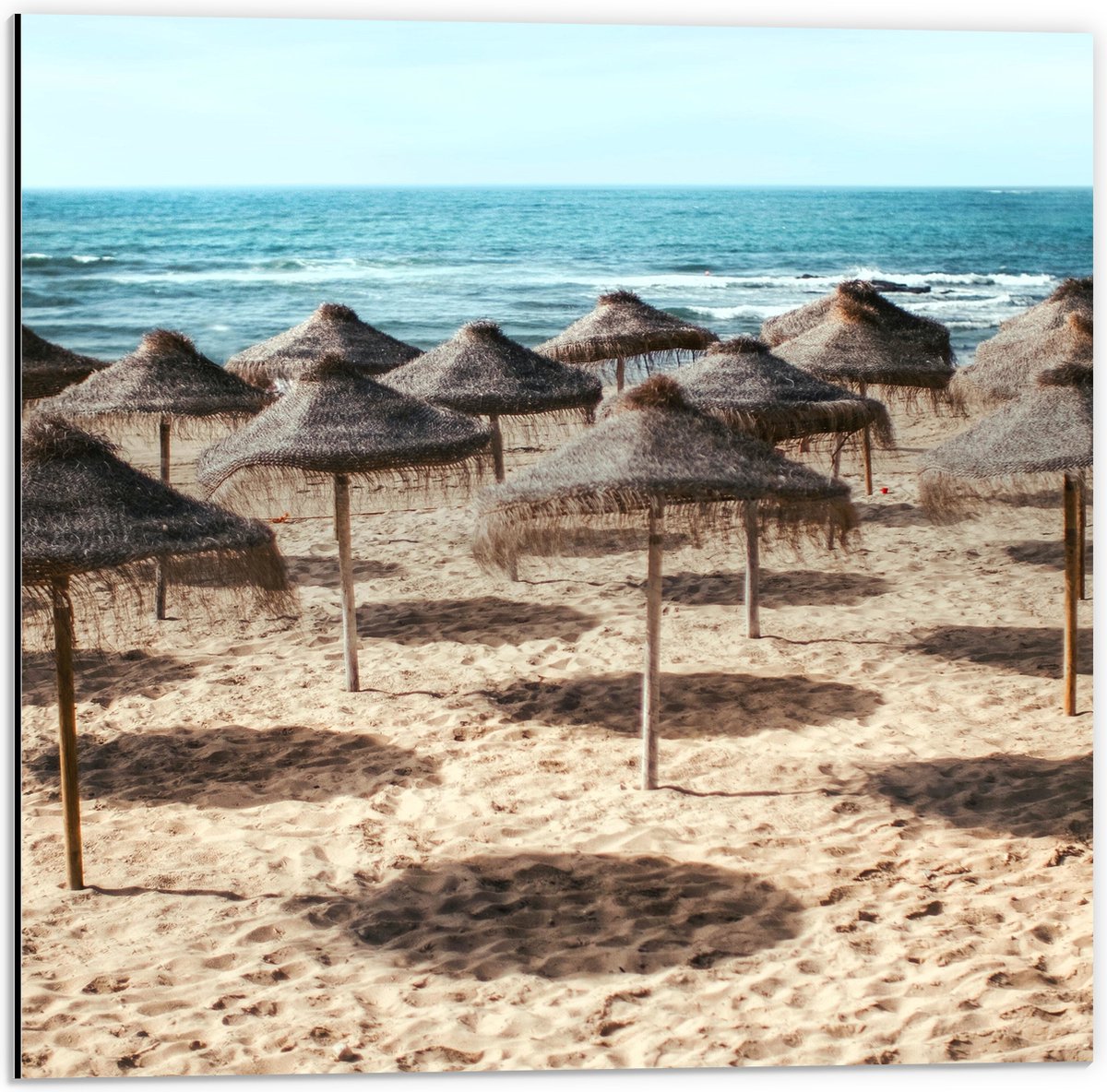 Dibond - Zee - Strand - Zand - Parasols - 50x50 cm Foto op Aluminium (Wanddecoratie van metaal)