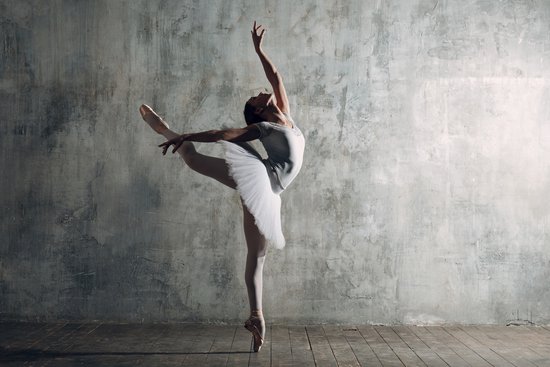 Papier peint photo Ballerine dansante sur fond de mur en béton - Papier peint non tissé - 450 x 300 cm