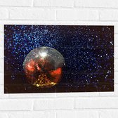 Muursticker - Glinsterende Discobal in Donkere Ruimte - 60x40 cm Foto op Muursticker