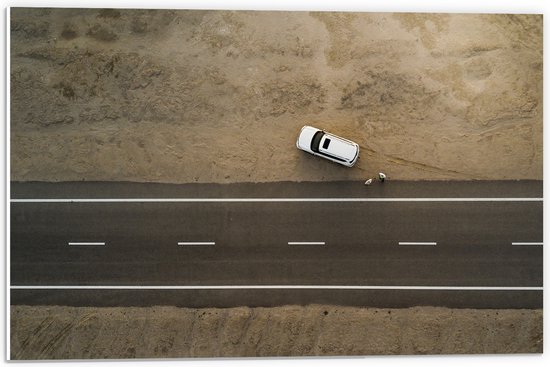 PVC Schuimplaat - Bovenaanzicht van Witte Truck bij Weg door Woestijn - 60x40 cm Foto op PVC Schuimplaat (Met Ophangsysteem)