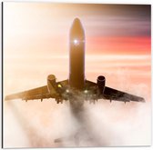 Dibond - Passagiersvliegtuig bij Zonsondergang door de Wolken - 50x50 cm Foto op Aluminium (Wanddecoratie van metaal)