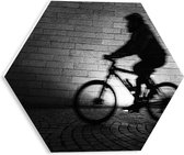 PVC Schuimplaat Hexagon - Vage Schim op Fiets Rijdend door de Stad - 30x26.1 cm Foto op Hexagon (Met Ophangsysteem)