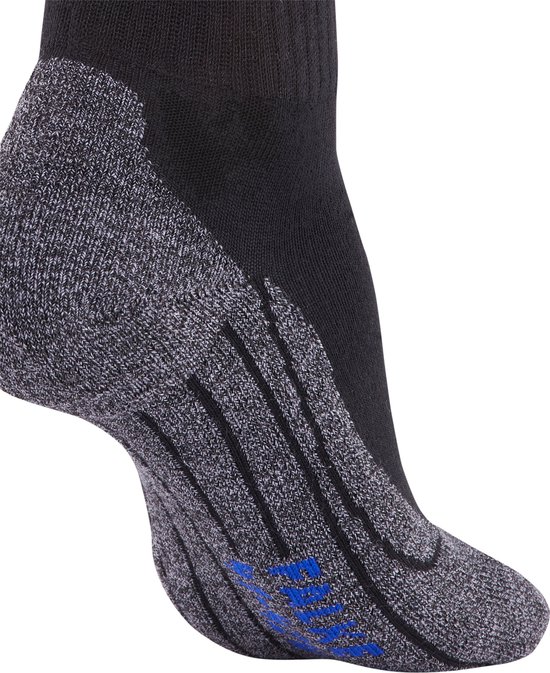 Gros plan sur chaussette de randonnée Falke noire avec semelle renforcée grise et logo bleu.