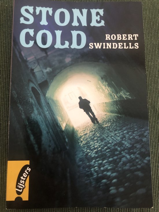 Livre 'Stone Cold' de Robert Swindells. La silhouette d'une personne marche dans un tunnel, avec un mur de pierre sur les côtés.