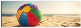 Dibond - Kleurrijke Strandbal Liggend in het Zand - 60x20 cm Foto op Aluminium (Met Ophangsysteem)