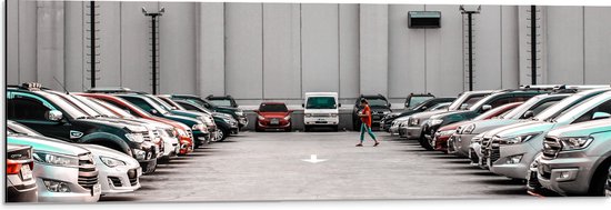 Dibond - Persoon Lopend over Volle Parkeerplaats - 90x30 cm Foto op Aluminium (Met Ophangsysteem)