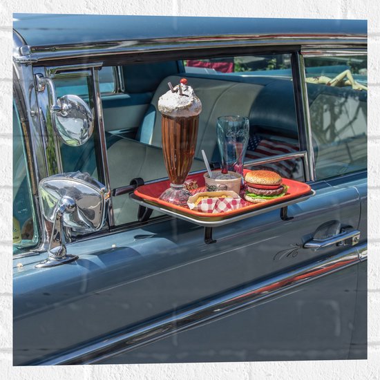 Muursticker - Dienblad met Snacks bij Lichtblauwe Auto - 50x50 cm Foto op Muursticker