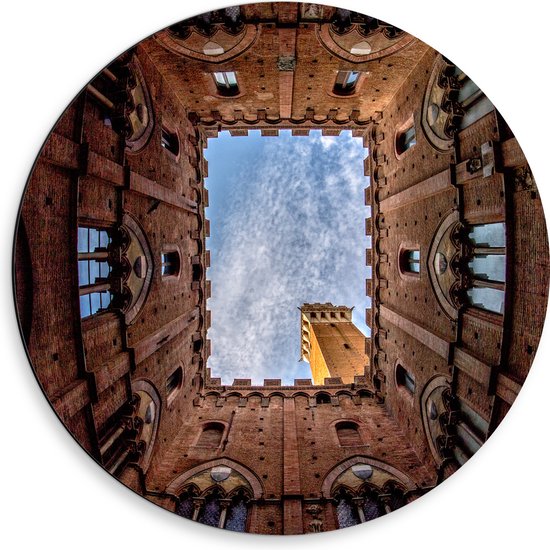 Dibond Muurcirkel - Onderaanzicht van Binnentuin van Torre del Mangia in Siena, Italië - 50x50 cm Foto op Aluminium Muurcirkel (met ophangsysteem)