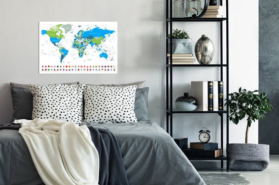 Affiche d'une carte du monde avec des pays en bleu et vert, avec une rangée de drapeaux en bas.