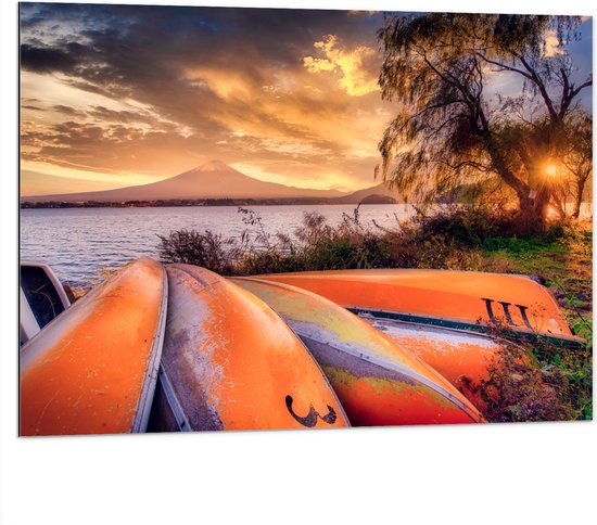 Dibond - Oranje Kano's op zijn Kop aan het Water tijdens Zonsondergang - 100x75 cm Foto op Aluminium (Met Ophangsysteem)