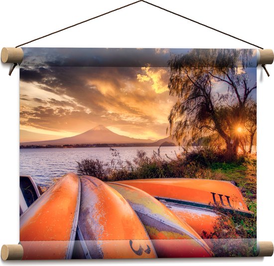 Textielposter - Oranje Kano's op zijn Kop aan het Water tijdens Zonsondergang - 40x30 cm Foto op Textiel