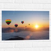 Muursticker - Luchtballonnen Zwevend bij Bergtoppen boven het Wolkendek - 60x40 cm Foto op Muursticker