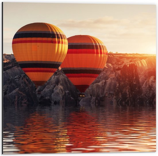 Dibond - Luchtballonnen Zwevend langs Rotsen boven het Wateroppervlak - 50x50 cm Foto op Aluminium (Wanddecoratie van metaal)