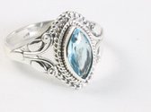 Fijne bewerkte zilveren ring met blauwe topaas - maat 16