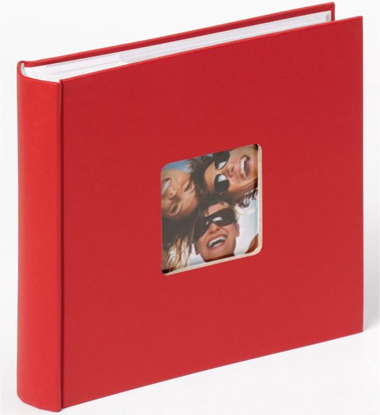 Rood insteekalbum met een vierkant venster op de voorkant met een foto van drie lachende vrouwen.