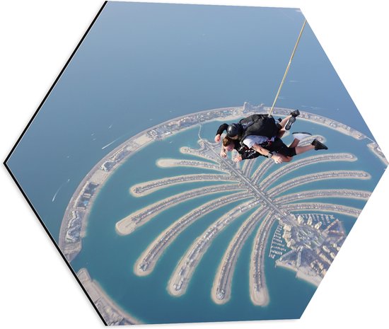 Dibond Hexagon - Parachutespringer boven de Palm van Dubai - 50x43.5 cm Foto op Hexagon (Met Ophangsysteem)