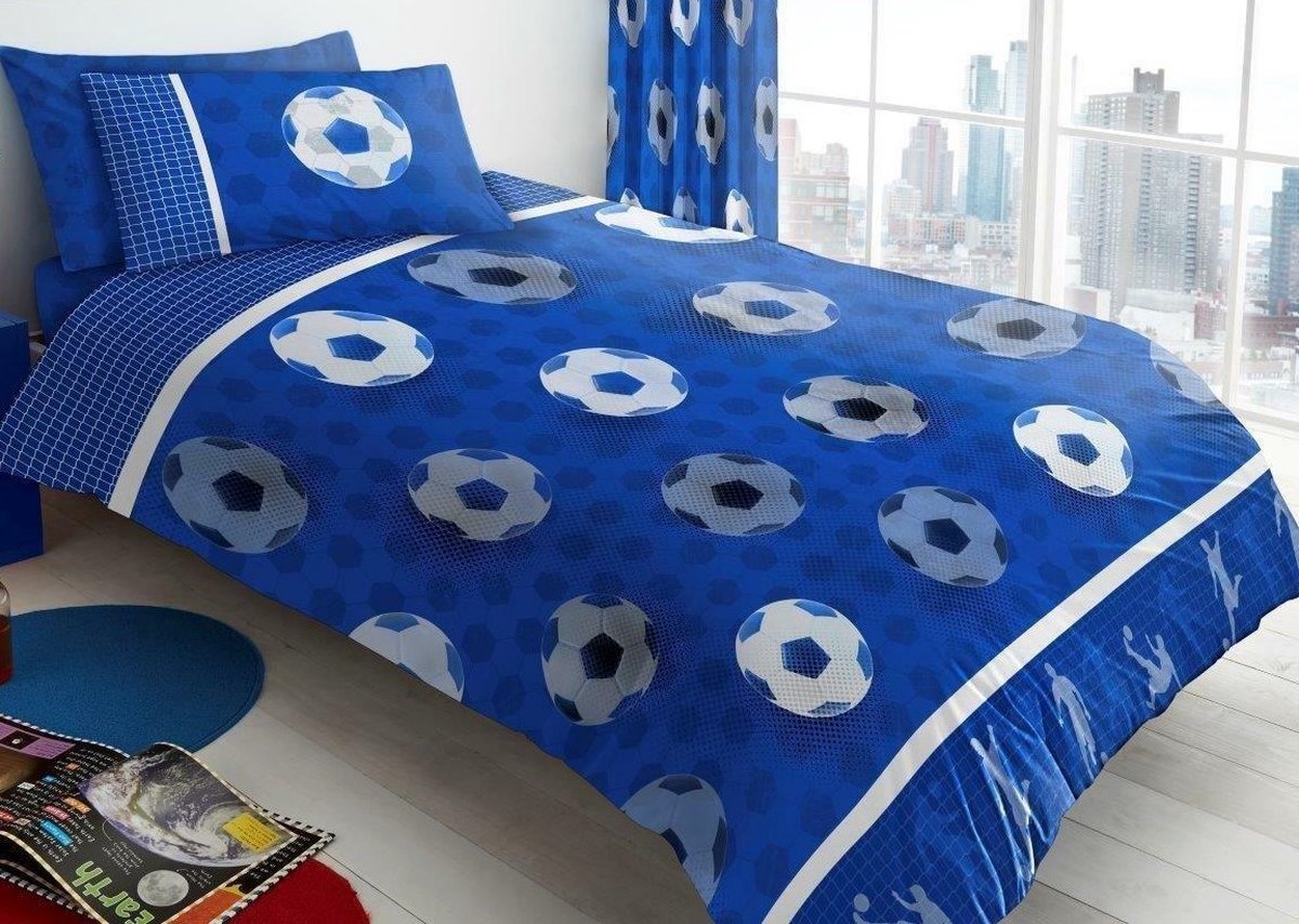 1-persoons jongens dekbedovertrek (dekbed hoes) “football goals” blauw met voetballen (voetbal / bal) in het donkerblauw – wit eenpersoons 140 x 200 cm (stoer beddengoed slaapkamer / kinderkamer)