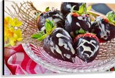 Canvas - Aardbeien met Chocolade op Glazen Schaaltje - 150x100 cm Foto op Canvas Schilderij (Wanddecoratie op Canvas)