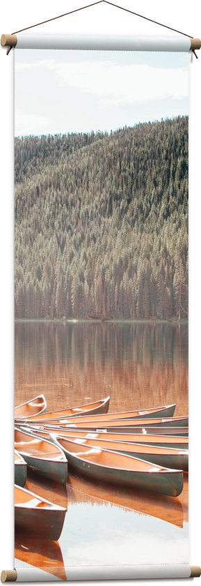 Textielposter - Lichtblauwe Kano's op het Water onder aan Bomen op Berg - 40x120 cm Foto op Textiel