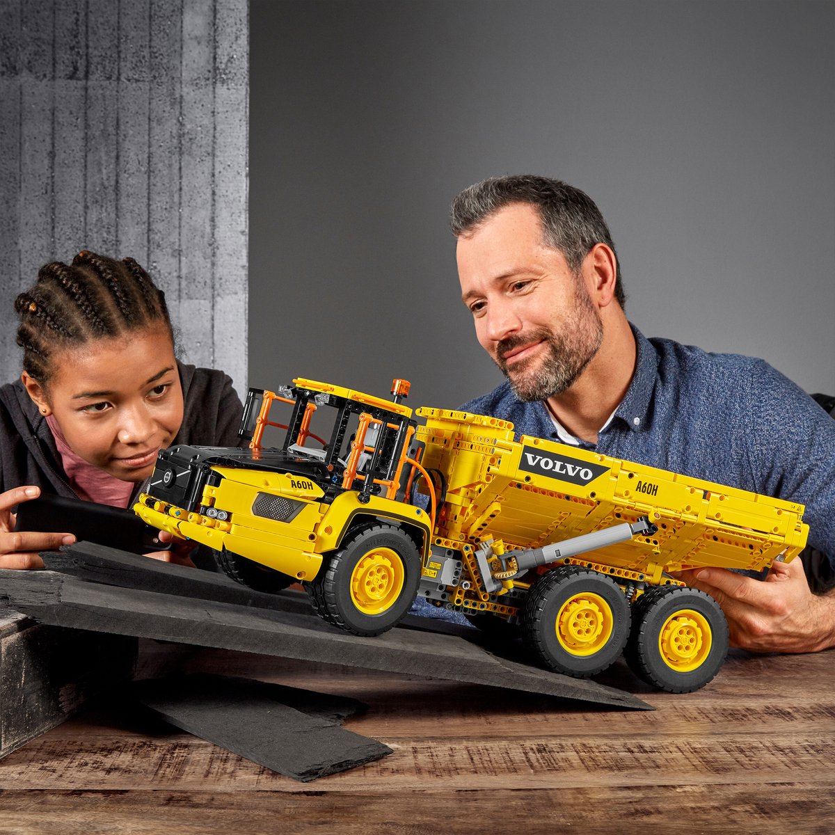 LEGO® Technic Volvo 6x6 Truck met kieptrailer (42114) bouwset, speelgoedmodel van een Volvo truck voor kinderen die dol zijn op constructievoertuigen (2193 onderdelen) — cadeau in Spellen & Speelgoed - foto 3
