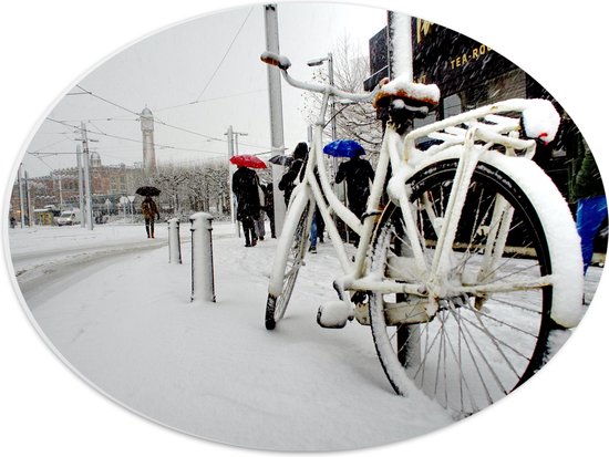 PVC Schuimplaat Ovaal - Fiets Geparkeerd in Stad tijdens Sneeuwbui - 40x30 cm Foto op Ovaal (Met Ophangsysteem)