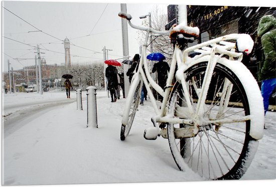 Acrylglas - Fiets Geparkeerd in Stad tijdens Sneeuwbui - 105x70 cm Foto op Acrylglas (Wanddecoratie op Acrylaat)