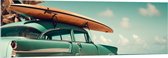 Acrylglas - Houten Surfplank op Dak van Blauwe Auto geparkeerd op het Strand - 150x50 cm Foto op Acrylglas (Wanddecoratie op Acrylaat)