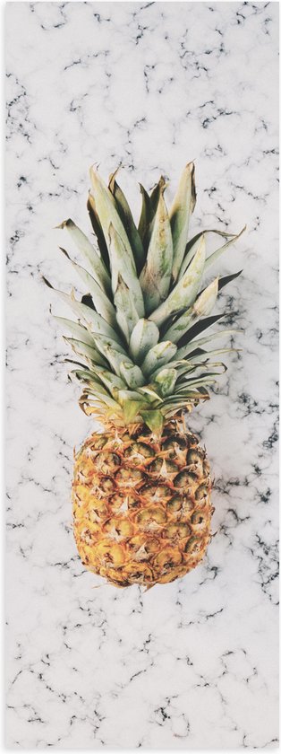 Poster Glanzend – Ananas op Marmeren Achtergrond - 50x150 cm Foto op Posterpapier met Glanzende Afwerking