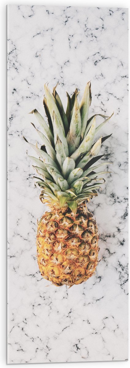 Acrylglas - Ananas op Marmeren Achtergrond - 30x90 cm Foto op Acrylglas (Wanddecoratie op Acrylaat)