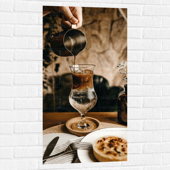 Muursticker - Koffie in Glas in Café - 50x100 cm Foto op Muursticker
