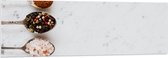 PVC Schuimplaat - Lepels met Kruiden met Marmeren Achtergrond - 150x50 cm Foto op PVC Schuimplaat (Met Ophangsysteem)