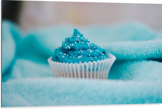 Dibond - Cupcake met Blauwe Botercrème - 105x70 cm Foto op Aluminium (Wanddecoratie van metaal)