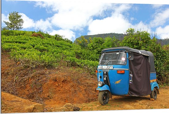 Dibond - Blauwe Tuktuk Geparkeerd voor Heuvel - 120x80 cm Foto op Aluminium (Wanddecoratie van metaal)
