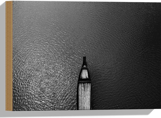 Hout - Bovenaanzicht van Houten Boot Varend over het Water (Zwart- wit) - 40x30 cm - 9 mm dik - Foto op Hout (Met Ophangsysteem)