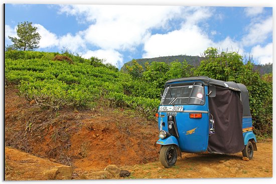 Dibond - Blauwe Tuktuk Geparkeerd voor Heuvel - 60x40 cm Foto op Aluminium (Met Ophangsysteem)