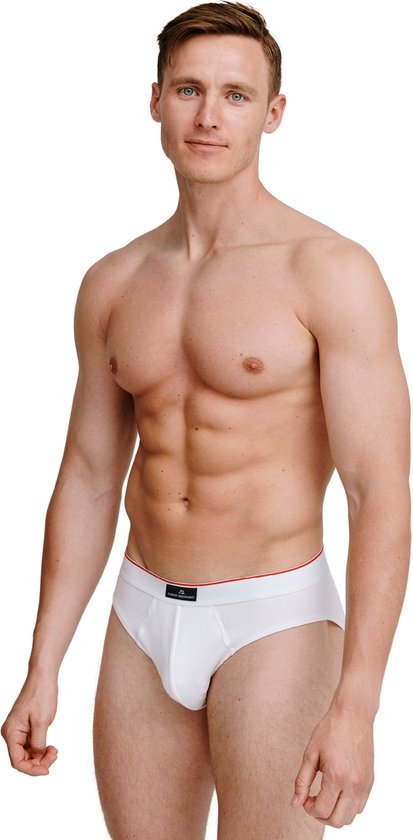 Man met witte slip met rode bies aan de tailleband. De slip heeft een merklabel.