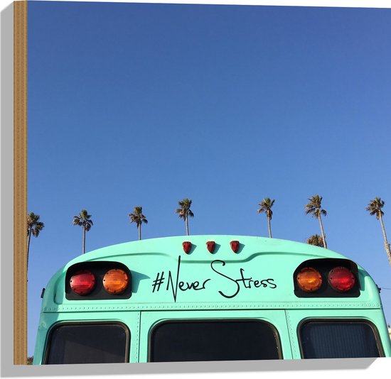 Hout - Blauwe Schoolbus met #Never Stress Geparkeerd voor Rij Palmbomen - 50x50 cm - 9 mm dik - Foto op Hout (Met Ophangsysteem)